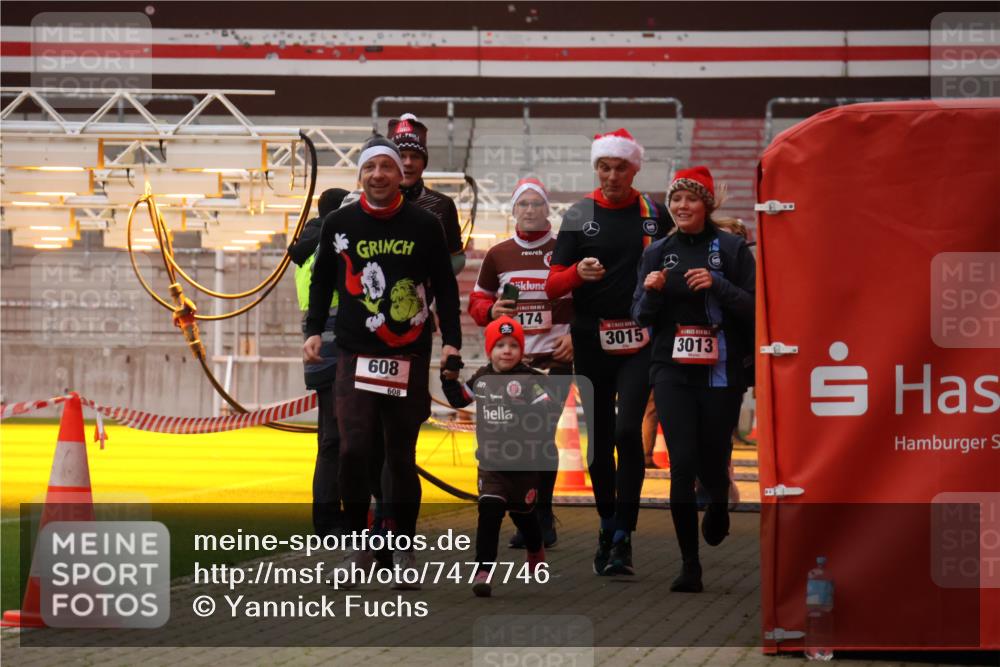 08.12.2024 - St. Pauli X-Mass-Run No. 14 Yannick Fuchs http://msf.ph/oto/7477746 08.12.2024 10:00:18 Ziel 174, 259, 484, 608, 3013, 3015, 3170, 3172 meine-sportfotos.de