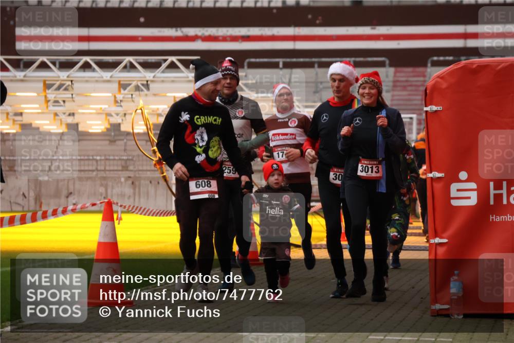 08.12.2024 - St. Pauli X-Mass-Run No. 14 Yannick Fuchs http://msf.ph/oto/7477762 08.12.2024 10:00:19 Ziel 174, 259, 484, 608, 3013, 3015, 3170, 3172 meine-sportfotos.de