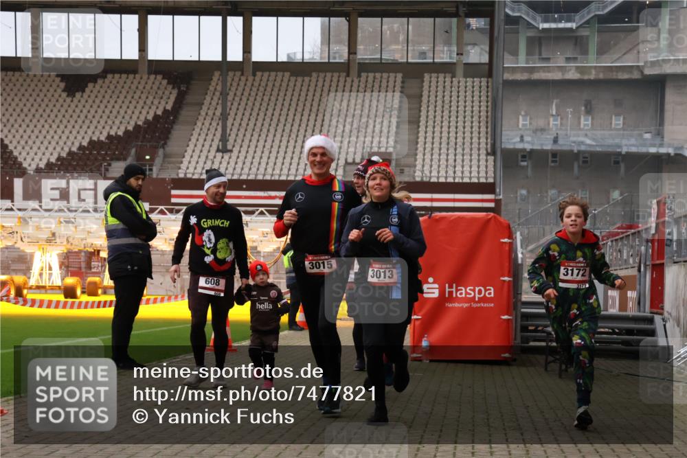 08.12.2024 - St. Pauli X-Mass-Run No. 14 Yannick Fuchs http://msf.ph/oto/7477821 08.12.2024 10:00:23 Ziel 174, 259, 484, 608, 1393, 1725, 3013, 3015, 3170, 3172 meine-sportfotos.de
