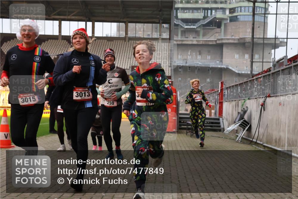 08.12.2024 - St. Pauli X-Mass-Run No. 14 Yannick Fuchs http://msf.ph/oto/7477849 08.12.2024 10:00:25 Ziel 174, 259, 484, 608, 1393, 1725, 2760, 3013, 3015, 3170, 3172 meine-sportfotos.de