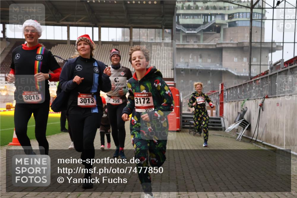 08.12.2024 - St. Pauli X-Mass-Run No. 14 Yannick Fuchs http://msf.ph/oto/7477850 08.12.2024 10:00:25 Ziel 174, 259, 484, 608, 1393, 1725, 2760, 3013, 3015, 3170, 3172 meine-sportfotos.de
