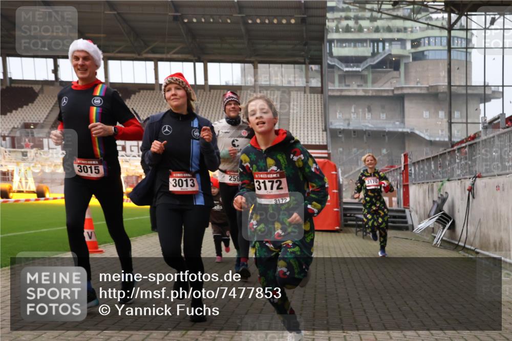 08.12.2024 - St. Pauli X-Mass-Run No. 14 Yannick Fuchs http://msf.ph/oto/7477853 08.12.2024 10:00:25 Ziel 174, 259, 484, 608, 1393, 1725, 2760, 3013, 3015, 3170, 3172 meine-sportfotos.de