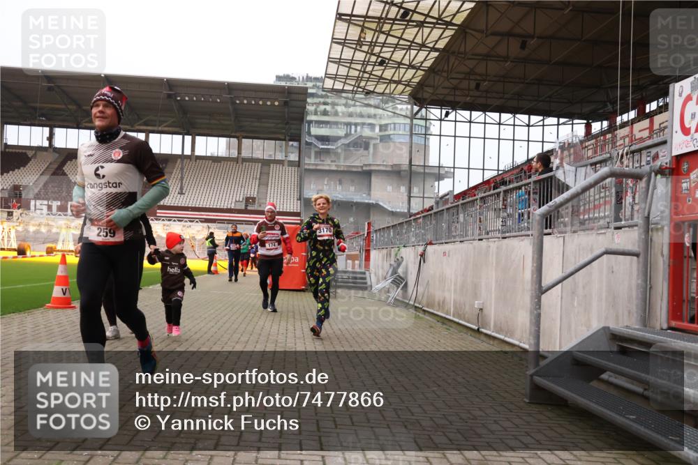 08.12.2024 - St. Pauli X-Mass-Run No. 14 Yannick Fuchs http://msf.ph/oto/7477866 08.12.2024 10:00:26 Ziel 174, 259, 484, 608, 1393, 1725, 2760, 3013, 3015, 3170, 3172 meine-sportfotos.de