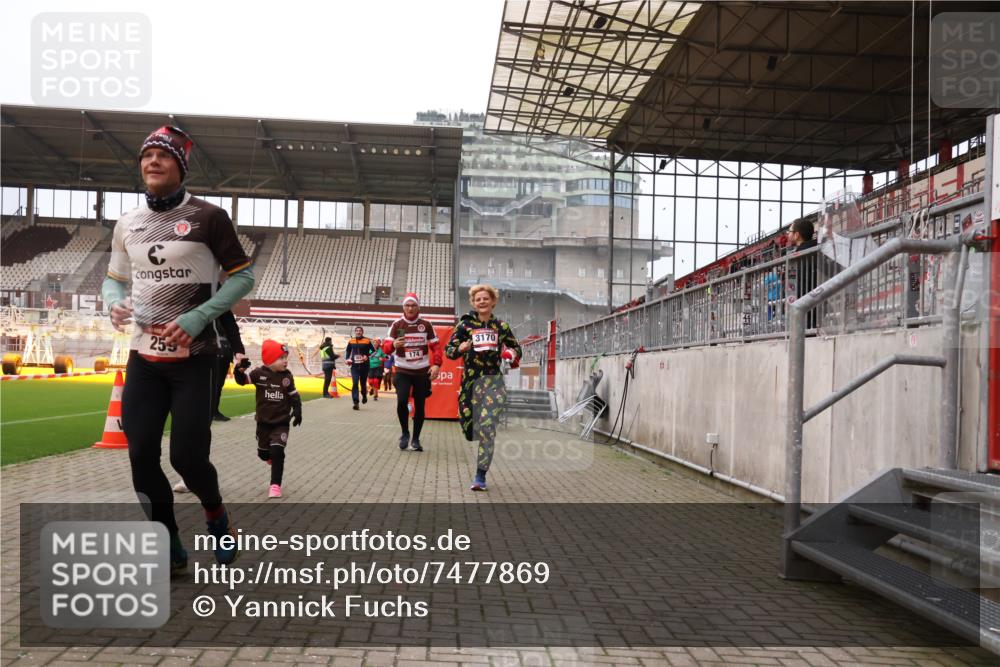 08.12.2024 - St. Pauli X-Mass-Run No. 14 Yannick Fuchs http://msf.ph/oto/7477869 08.12.2024 10:00:26 Ziel 174, 259, 484, 608, 1393, 1725, 2760, 3013, 3015, 3170, 3172 meine-sportfotos.de