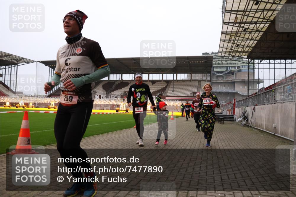 08.12.2024 - St. Pauli X-Mass-Run No. 14 Yannick Fuchs http://msf.ph/oto/7477890 08.12.2024 10:00:27 Ziel 174, 259, 484, 608, 1393, 1725, 2760, 3013, 3015, 3170, 3172 meine-sportfotos.de