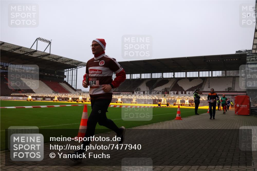 08.12.2024 - St. Pauli X-Mass-Run No. 14 Yannick Fuchs http://msf.ph/oto/7477940 08.12.2024 10:00:30 Ziel 174, 259, 484, 608, 1393, 1725, 2760, 3013, 3015, 3170, 3172 meine-sportfotos.de