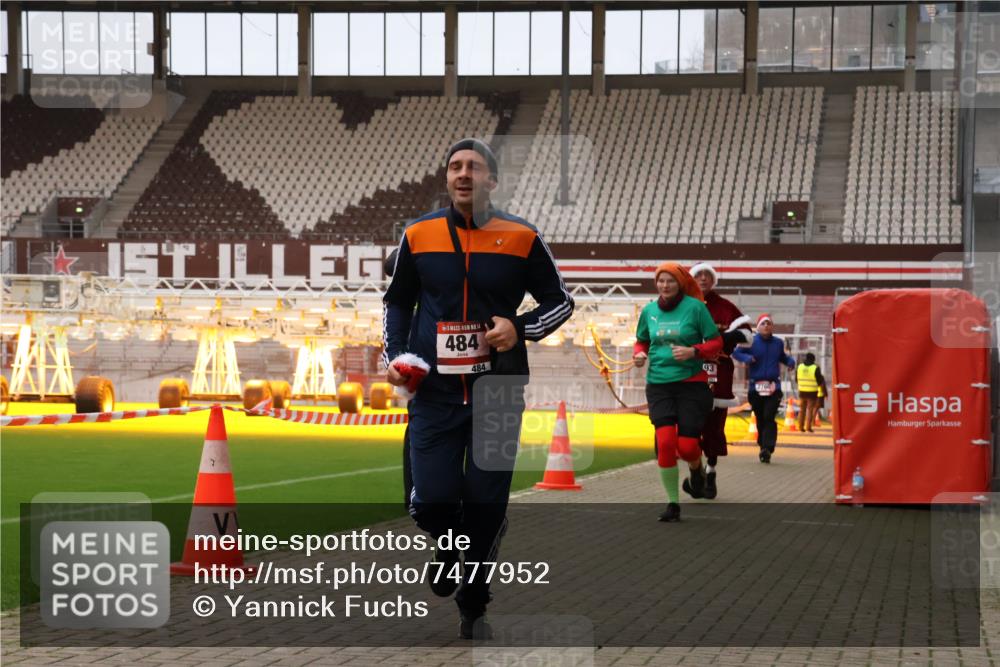 08.12.2024 - St. Pauli X-Mass-Run No. 14 Yannick Fuchs http://msf.ph/oto/7477952 08.12.2024 10:00:31 Ziel 174, 259, 484, 608, 1393, 1725, 2760, 3013, 3015, 3170 meine-sportfotos.de