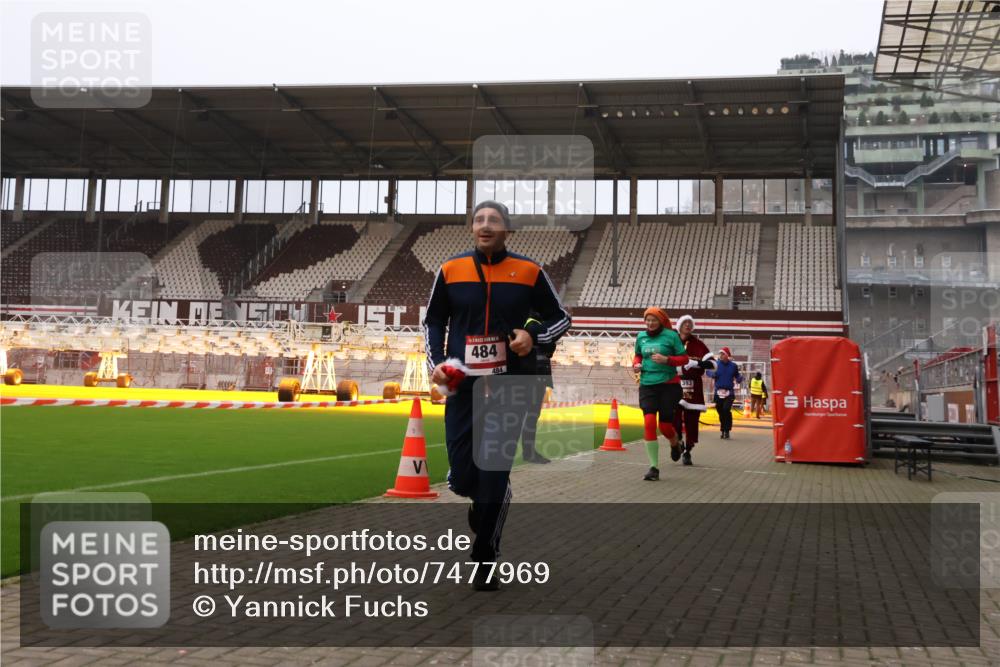 08.12.2024 - St. Pauli X-Mass-Run No. 14 Yannick Fuchs http://msf.ph/oto/7477969 08.12.2024 10:00:32 Ziel 174, 259, 484, 608, 1393, 1725, 2760, 3013, 3015, 3170 meine-sportfotos.de