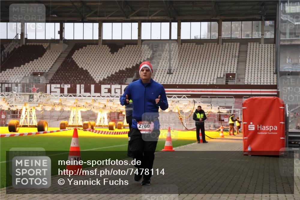 08.12.2024 - St. Pauli X-Mass-Run No. 14 Yannick Fuchs http://msf.ph/oto/7478114 08.12.2024 10:00:38 Ziel 174, 484, 608, 1393, 1725, 2760 meine-sportfotos.de