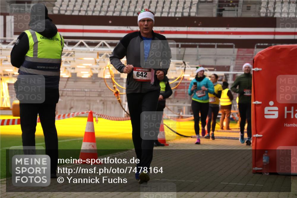 08.12.2024 - St. Pauli X-Mass-Run No. 14 Yannick Fuchs http://msf.ph/oto/7478164 08.12.2024 10:00:55 Ziel 410, 642, 1750, 1773, 2447, 2808, 2809, 3033 meine-sportfotos.de