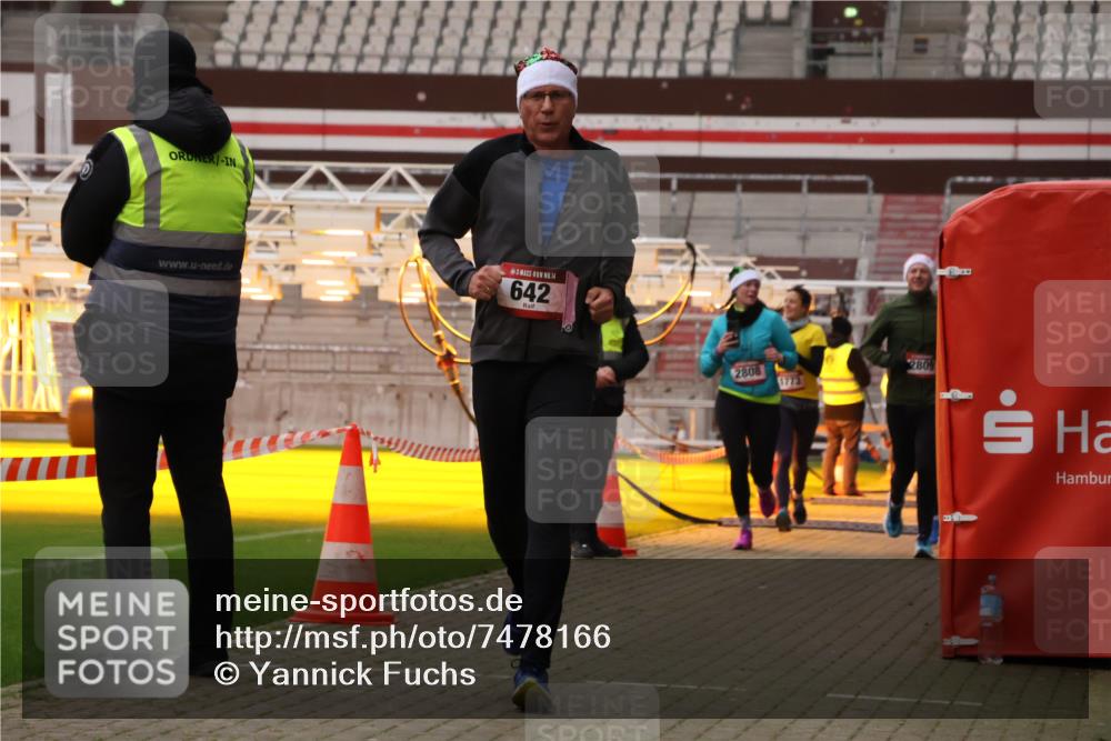 08.12.2024 - St. Pauli X-Mass-Run No. 14 Yannick Fuchs http://msf.ph/oto/7478166 08.12.2024 10:00:55 Ziel 410, 642, 1750, 1773, 2447, 2808, 2809, 3033 meine-sportfotos.de
