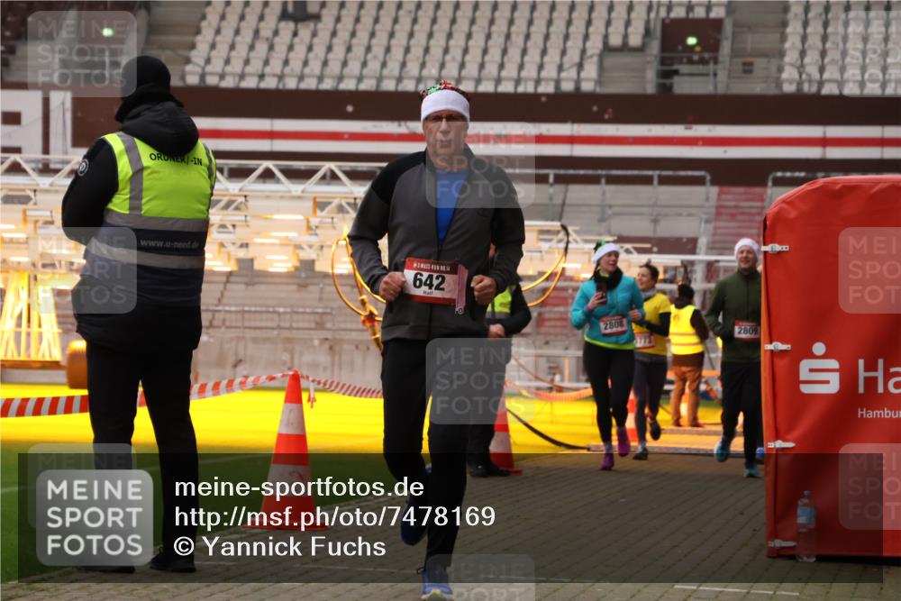 08.12.2024 - St. Pauli X-Mass-Run No. 14 Yannick Fuchs http://msf.ph/oto/7478169 08.12.2024 10:00:55 Ziel 410, 642, 1750, 1773, 2447, 2808, 2809, 3033 meine-sportfotos.de