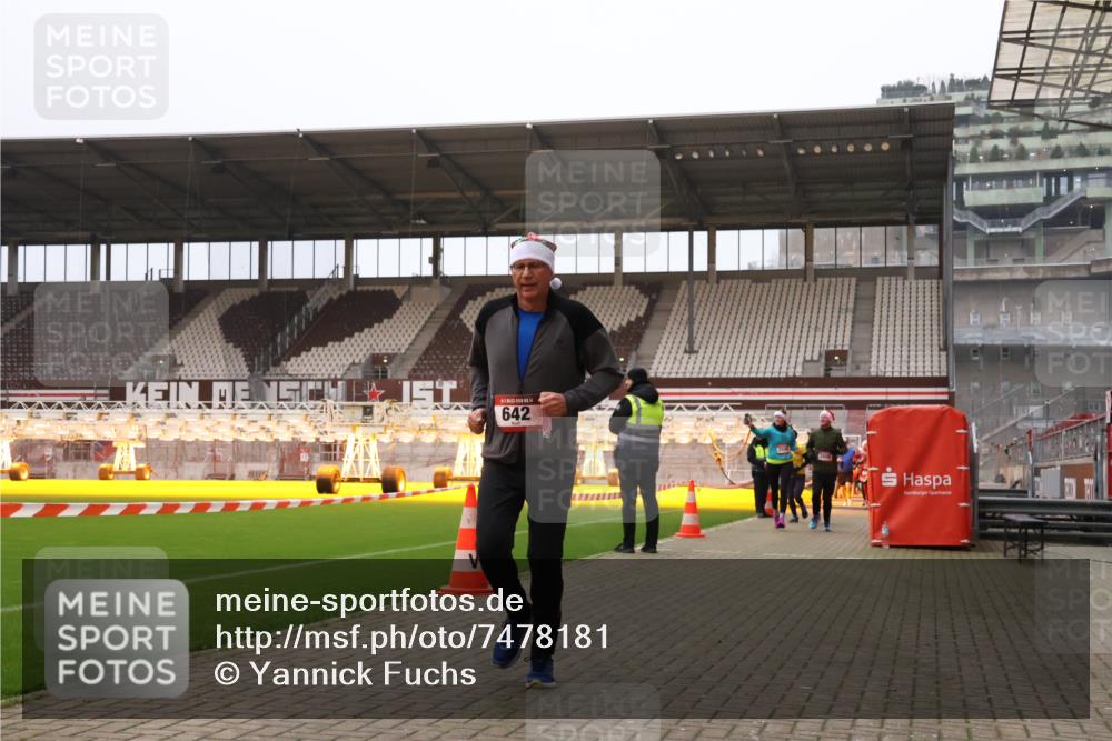08.12.2024 - St. Pauli X-Mass-Run No. 14 Yannick Fuchs http://msf.ph/oto/7478181 08.12.2024 10:00:58 Ziel 410, 642, 1750, 1773, 2447, 2808, 2809, 3033 meine-sportfotos.de