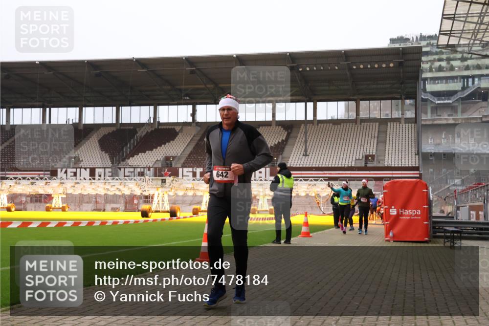 08.12.2024 - St. Pauli X-Mass-Run No. 14 Yannick Fuchs http://msf.ph/oto/7478184 08.12.2024 10:00:58 Ziel 410, 642, 1750, 1773, 2447, 2808, 2809, 3033 meine-sportfotos.de