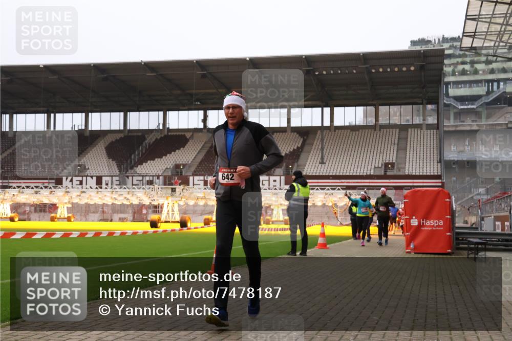 08.12.2024 - St. Pauli X-Mass-Run No. 14 Yannick Fuchs http://msf.ph/oto/7478187 08.12.2024 10:00:58 Ziel 410, 642, 1750, 1773, 2447, 2808, 2809, 3033 meine-sportfotos.de