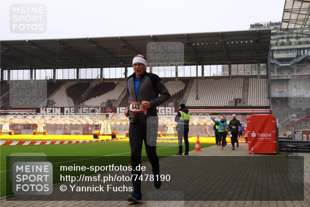 08.12.2024 - St. Pauli X-Mass-Run No. 14 Yannick Fuchs http://msf.ph/oto/7478190 08.12.2024 10:00:58 Ziel 410, 642, 1750, 1773, 2447, 2808, 2809, 3033 meine-sportfotos.de