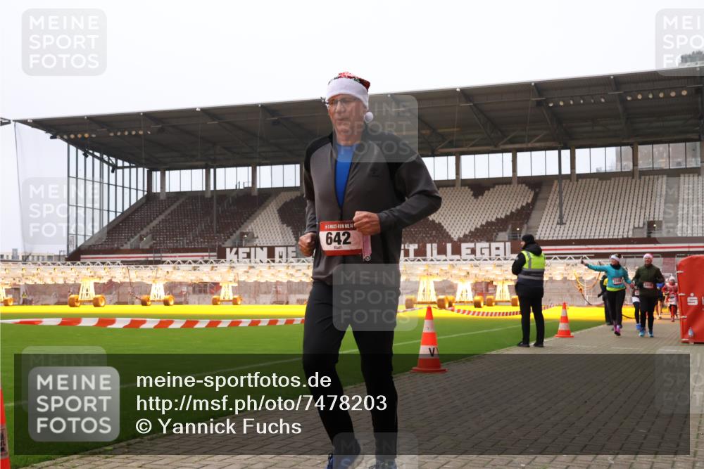 08.12.2024 - St. Pauli X-Mass-Run No. 14 Yannick Fuchs http://msf.ph/oto/7478203 08.12.2024 10:00:59 Ziel 410, 642, 1750, 1773, 2447, 2808, 2809, 3033 meine-sportfotos.de