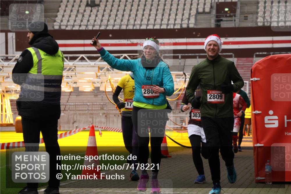 08.12.2024 - St. Pauli X-Mass-Run No. 14 Yannick Fuchs http://msf.ph/oto/7478221 08.12.2024 10:01:01 Ziel 410, 642, 1750, 1773, 2447, 2808, 2809, 3033 meine-sportfotos.de