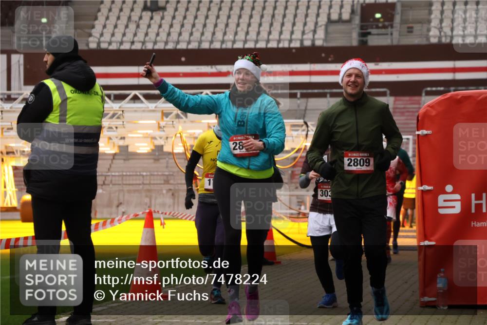 08.12.2024 - St. Pauli X-Mass-Run No. 14 Yannick Fuchs http://msf.ph/oto/7478224 08.12.2024 10:01:01 Ziel 410, 642, 1750, 1773, 2447, 2808, 2809, 3033 meine-sportfotos.de