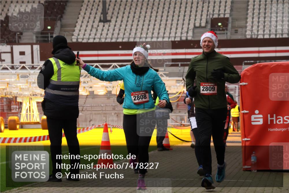 08.12.2024 - St. Pauli X-Mass-Run No. 14 Yannick Fuchs http://msf.ph/oto/7478227 08.12.2024 10:01:01 Ziel 410, 642, 1750, 1773, 2447, 2808, 2809, 3033 meine-sportfotos.de