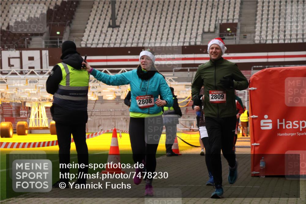 08.12.2024 - St. Pauli X-Mass-Run No. 14 Yannick Fuchs http://msf.ph/oto/7478230 08.12.2024 10:01:01 Ziel 410, 642, 1750, 1773, 2447, 2808, 2809, 3033 meine-sportfotos.de