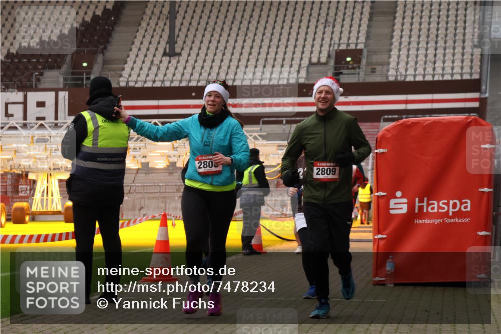 08.12.2024 - St. Pauli X-Mass-Run No. 14 Yannick Fuchs http://msf.ph/oto/7478234 08.12.2024 10:01:02 Ziel 410, 642, 1750, 1773, 2447, 2808, 2809, 3033 meine-sportfotos.de