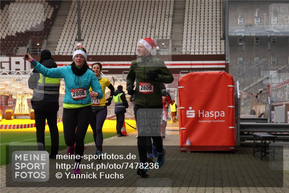 08.12.2024 - St. Pauli X-Mass-Run No. 14 Yannick Fuchs http://msf.ph/oto/7478236 08.12.2024 10:01:02 Ziel 410, 642, 1750, 1773, 2447, 2808, 2809, 3033 meine-sportfotos.de