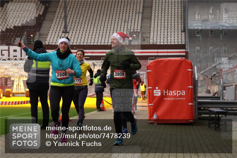 08.12.2024 - St. Pauli X-Mass-Run No. 14 Yannick Fuchs http://msf.ph/oto/7478239 08.12.2024 10:01:02 Ziel 410, 642, 1750, 1773, 2447, 2808, 2809, 3033 meine-sportfotos.de