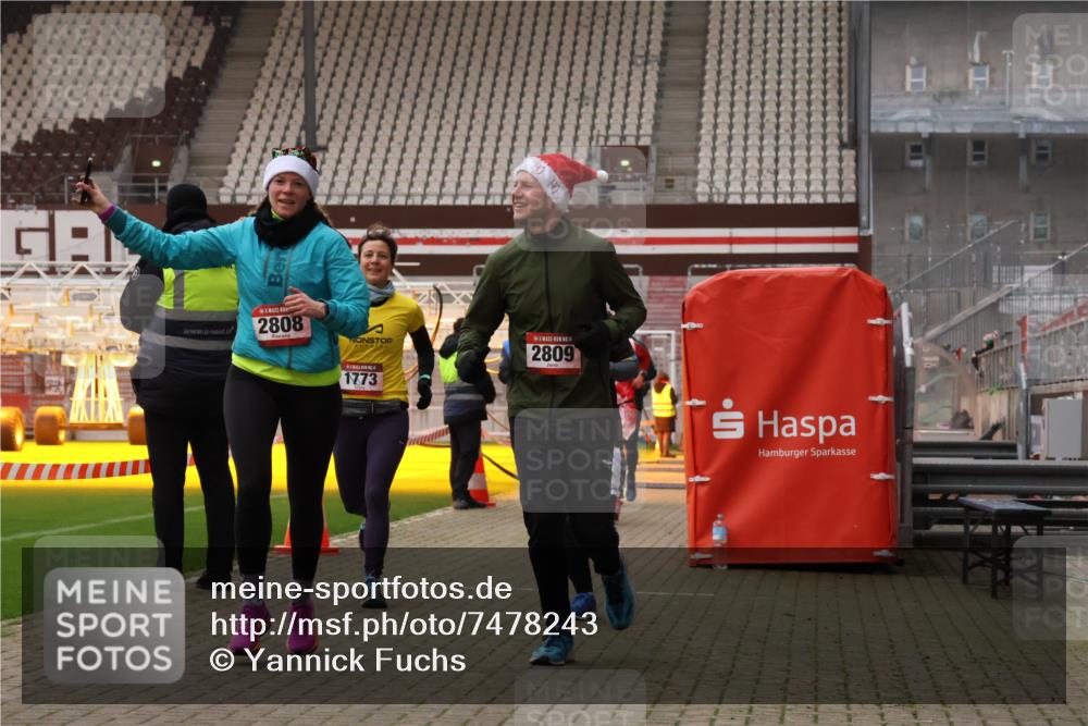 08.12.2024 - St. Pauli X-Mass-Run No. 14 Yannick Fuchs http://msf.ph/oto/7478243 08.12.2024 10:01:02 Ziel 410, 642, 1750, 1773, 2447, 2808, 2809, 3033 meine-sportfotos.de