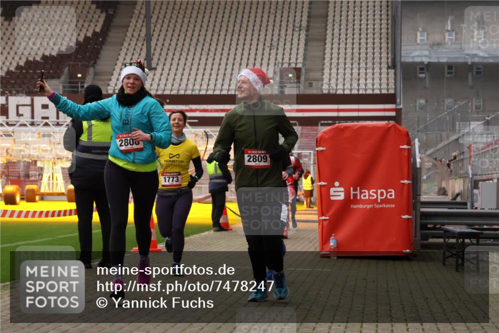 08.12.2024 - St. Pauli X-Mass-Run No. 14 Yannick Fuchs http://msf.ph/oto/7478247 08.12.2024 10:01:02 Ziel 410, 642, 1750, 1773, 2447, 2808, 2809, 3033 meine-sportfotos.de