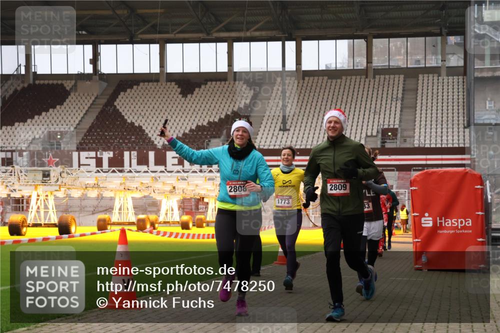 08.12.2024 - St. Pauli X-Mass-Run No. 14 Yannick Fuchs http://msf.ph/oto/7478250 08.12.2024 10:01:03 Ziel 410, 642, 1750, 1773, 2447, 2808, 2809, 3033 meine-sportfotos.de