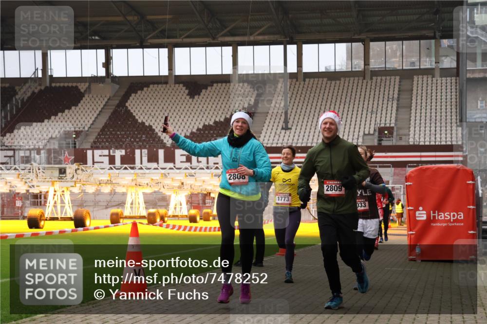 08.12.2024 - St. Pauli X-Mass-Run No. 14 Yannick Fuchs http://msf.ph/oto/7478252 08.12.2024 10:01:03 Ziel 410, 642, 1750, 1773, 2447, 2808, 2809, 3033 meine-sportfotos.de