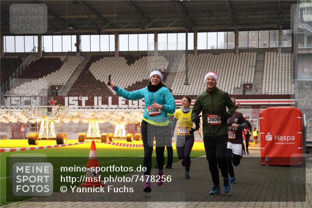 08.12.2024 - St. Pauli X-Mass-Run No. 14 Yannick Fuchs http://msf.ph/oto/7478256 08.12.2024 10:01:03 Ziel 410, 642, 1750, 1773, 2447, 2808, 2809, 3033 meine-sportfotos.de