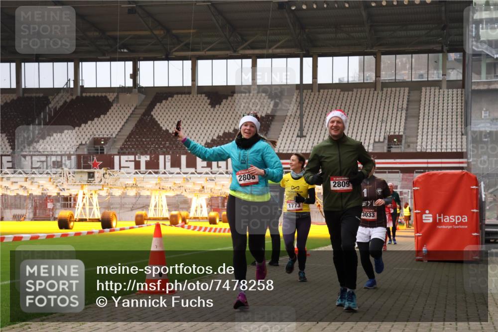 08.12.2024 - St. Pauli X-Mass-Run No. 14 Yannick Fuchs http://msf.ph/oto/7478258 08.12.2024 10:01:03 Ziel 410, 642, 1750, 1773, 2447, 2808, 2809, 3033 meine-sportfotos.de