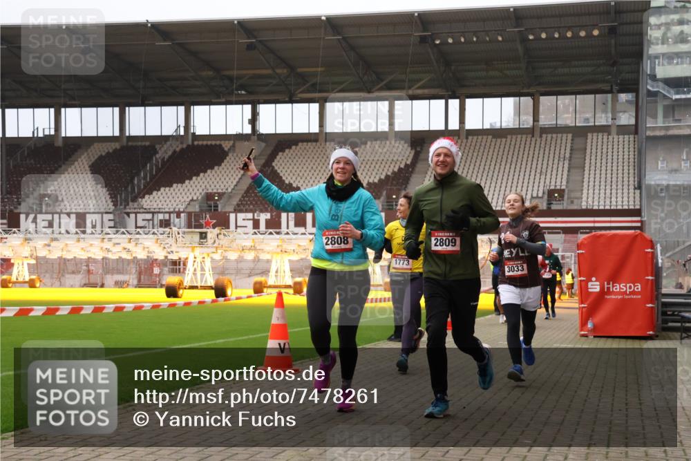 08.12.2024 - St. Pauli X-Mass-Run No. 14 Yannick Fuchs http://msf.ph/oto/7478261 08.12.2024 10:01:04 Ziel 410, 642, 1750, 1773, 2447, 2808, 2809, 3033 meine-sportfotos.de