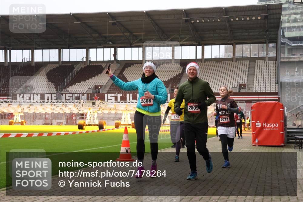 08.12.2024 - St. Pauli X-Mass-Run No. 14 Yannick Fuchs http://msf.ph/oto/7478264 08.12.2024 10:01:04 Ziel 410, 642, 1750, 1773, 2447, 2808, 2809, 3033 meine-sportfotos.de