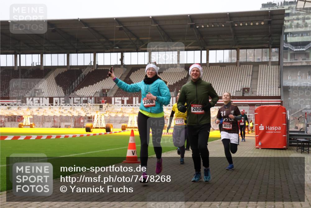 08.12.2024 - St. Pauli X-Mass-Run No. 14 Yannick Fuchs http://msf.ph/oto/7478268 08.12.2024 10:01:04 Ziel 410, 642, 1750, 1773, 2447, 2808, 2809, 3033 meine-sportfotos.de