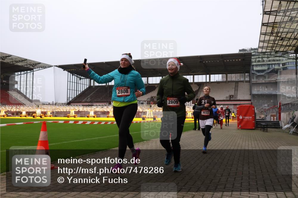 08.12.2024 - St. Pauli X-Mass-Run No. 14 Yannick Fuchs http://msf.ph/oto/7478286 08.12.2024 10:01:05 Ziel 410, 418, 642, 1750, 1773, 2447, 2808, 2809, 3033 meine-sportfotos.de