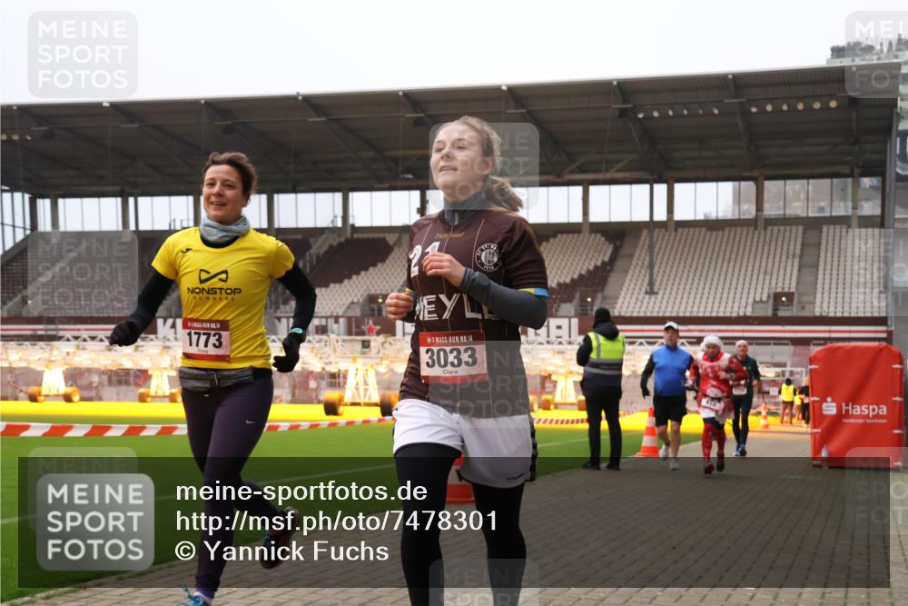 08.12.2024 - St. Pauli X-Mass-Run No. 14 Yannick Fuchs http://msf.ph/oto/7478301 08.12.2024 10:01:06 Ziel 410, 418, 642, 1750, 1773, 2447, 2696, 2808, 2809, 3033 meine-sportfotos.de