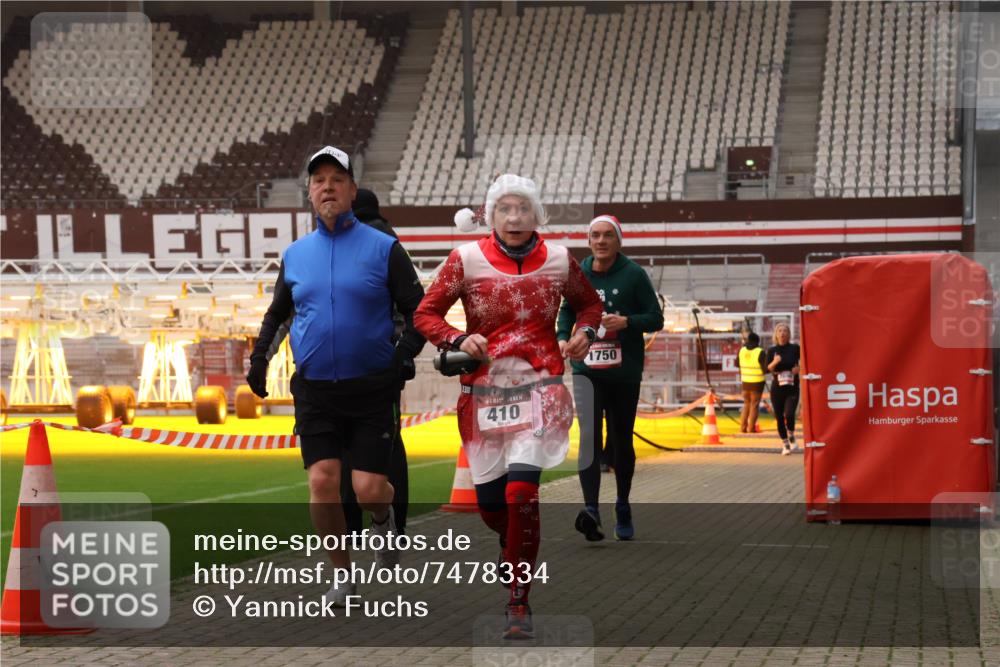 08.12.2024 - St. Pauli X-Mass-Run No. 14 Yannick Fuchs http://msf.ph/oto/7478334 08.12.2024 10:01:08 Ziel 410, 418, 642, 713, 1750, 1773, 2447, 2696, 2808, 2809, 3033 meine-sportfotos.de