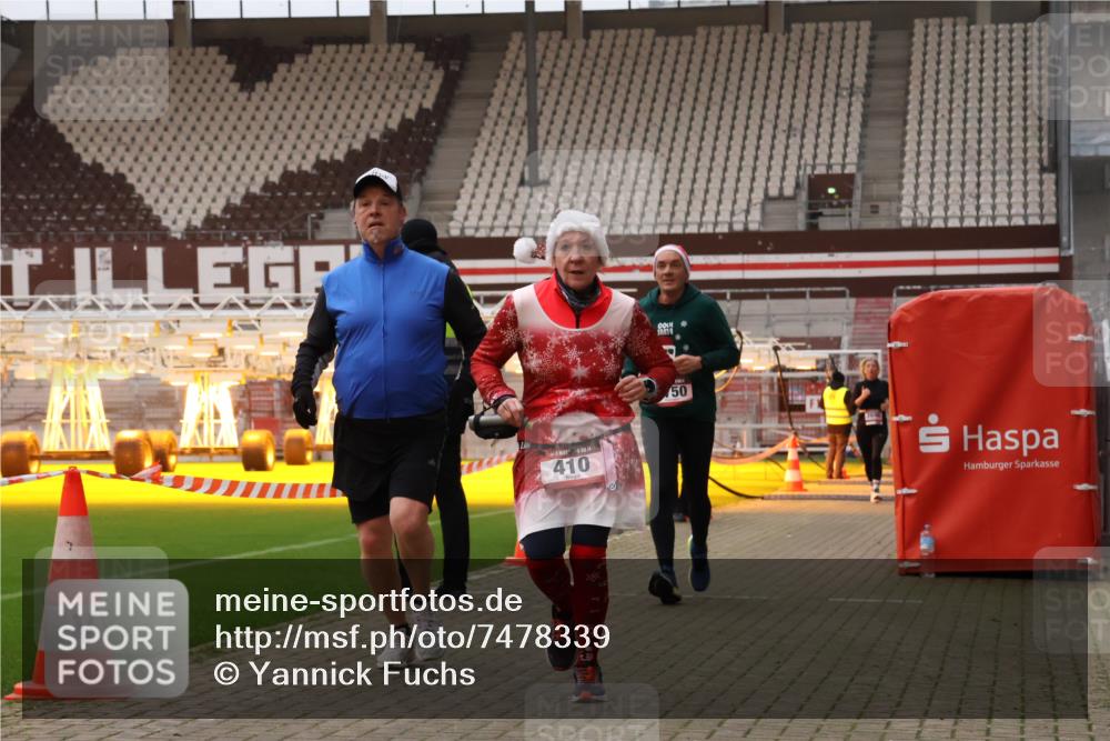08.12.2024 - St. Pauli X-Mass-Run No. 14 Yannick Fuchs http://msf.ph/oto/7478339 08.12.2024 10:01:08 Ziel 410, 418, 642, 713, 1750, 1773, 2447, 2696, 2808, 2809, 3033 meine-sportfotos.de