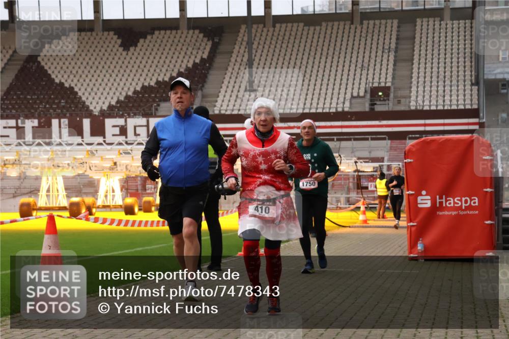08.12.2024 - St. Pauli X-Mass-Run No. 14 Yannick Fuchs http://msf.ph/oto/7478343 08.12.2024 10:01:08 Ziel 410, 418, 642, 713, 1750, 1773, 2447, 2696, 2808, 2809, 3033 meine-sportfotos.de