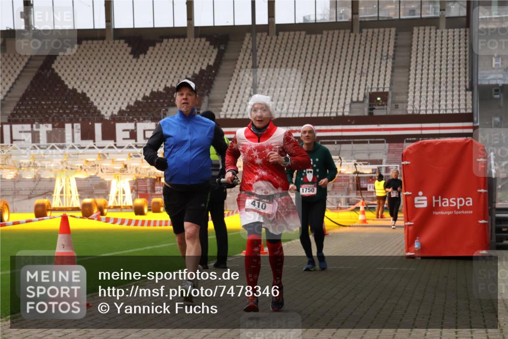 08.12.2024 - St. Pauli X-Mass-Run No. 14 Yannick Fuchs http://msf.ph/oto/7478346 08.12.2024 10:01:08 Ziel 410, 418, 642, 713, 1750, 1773, 2447, 2696, 2808, 2809, 3033 meine-sportfotos.de