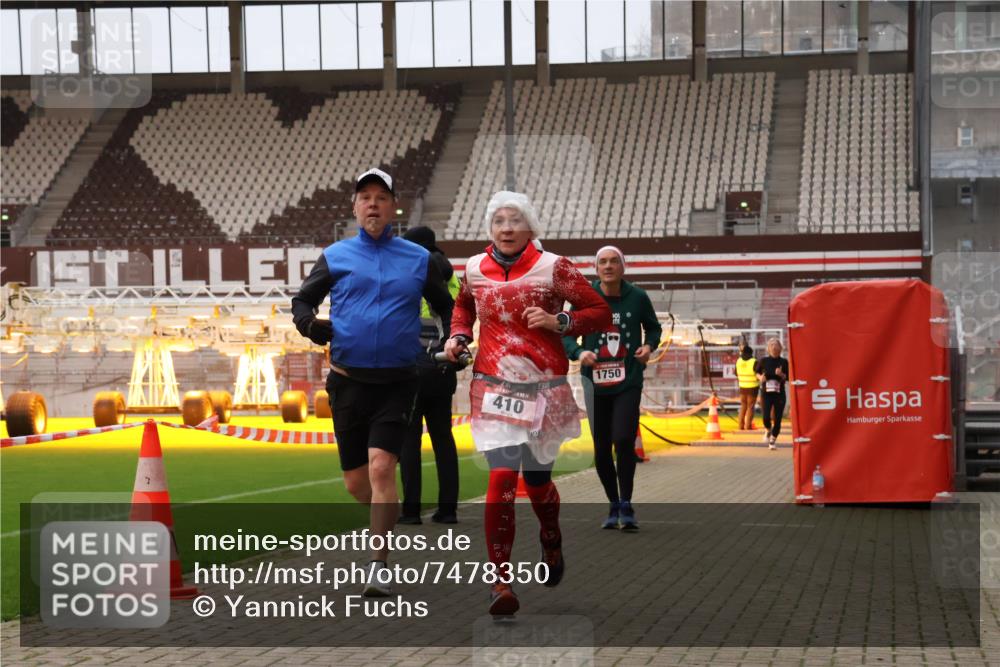 08.12.2024 - St. Pauli X-Mass-Run No. 14 Yannick Fuchs http://msf.ph/oto/7478350 08.12.2024 10:01:08 Ziel 410, 418, 642, 713, 1750, 1773, 2447, 2696, 2808, 2809, 3033 meine-sportfotos.de
