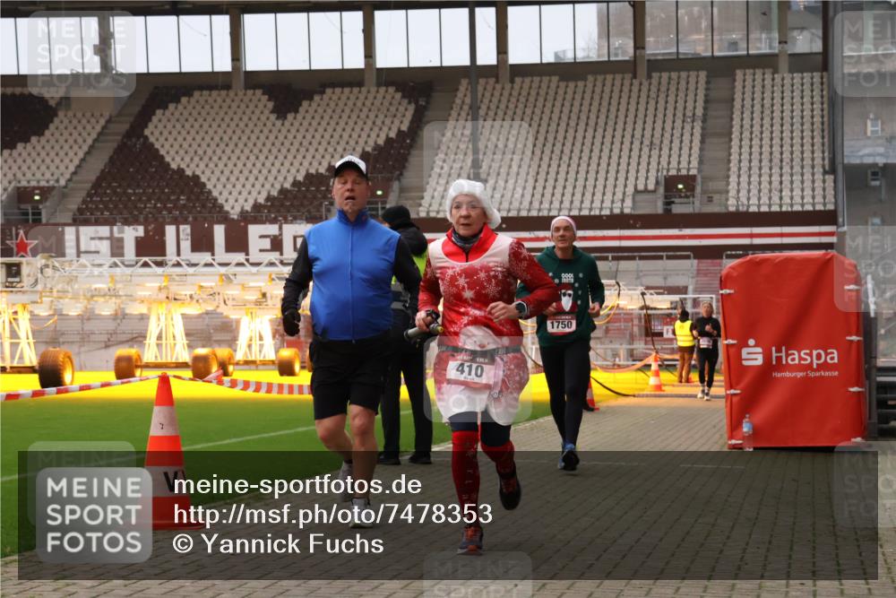 08.12.2024 - St. Pauli X-Mass-Run No. 14 Yannick Fuchs http://msf.ph/oto/7478353 08.12.2024 10:01:08 Ziel 410, 418, 642, 713, 1750, 1773, 2447, 2696, 2808, 2809, 3033 meine-sportfotos.de