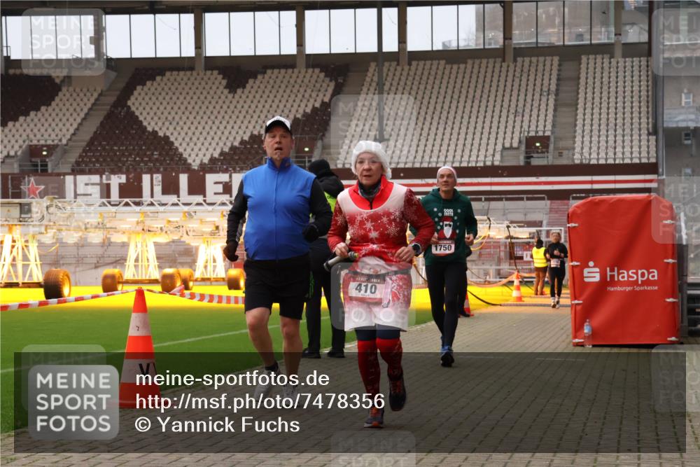08.12.2024 - St. Pauli X-Mass-Run No. 14 Yannick Fuchs http://msf.ph/oto/7478356 08.12.2024 10:01:08 Ziel 410, 418, 642, 713, 1750, 1773, 2447, 2696, 2808, 2809, 3033 meine-sportfotos.de