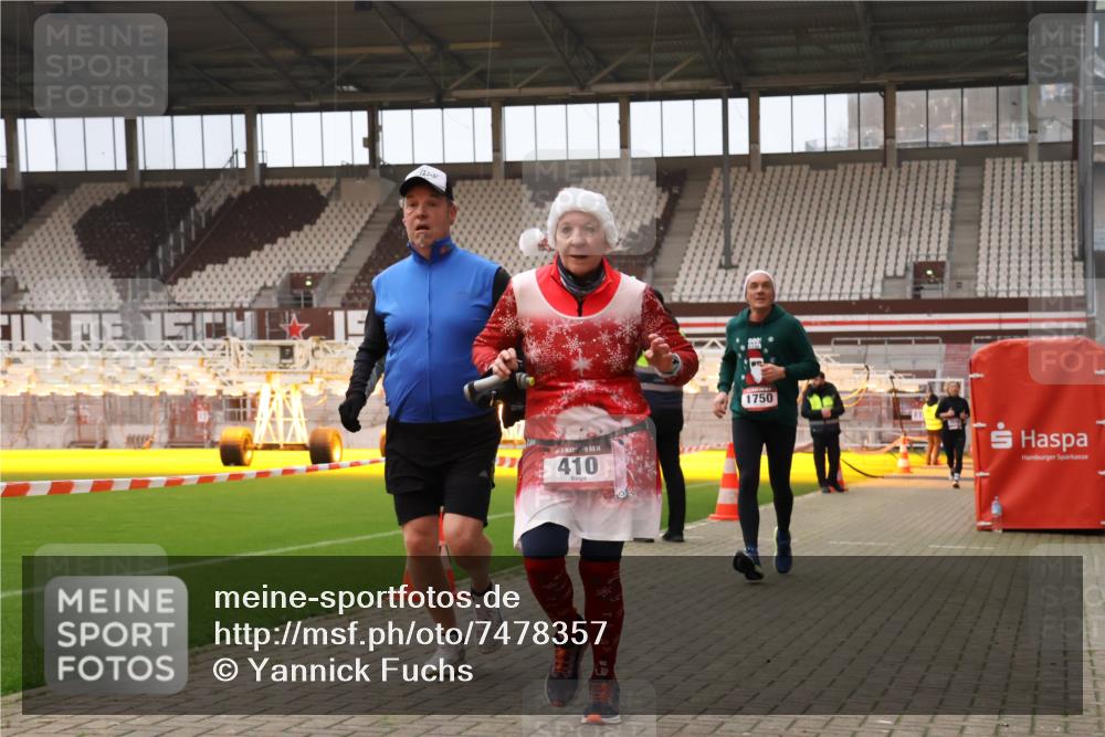 08.12.2024 - St. Pauli X-Mass-Run No. 14 Yannick Fuchs http://msf.ph/oto/7478357 08.12.2024 10:01:09 Ziel 410, 418, 713, 1750, 1773, 2447, 2696, 2808, 2809, 3033 meine-sportfotos.de