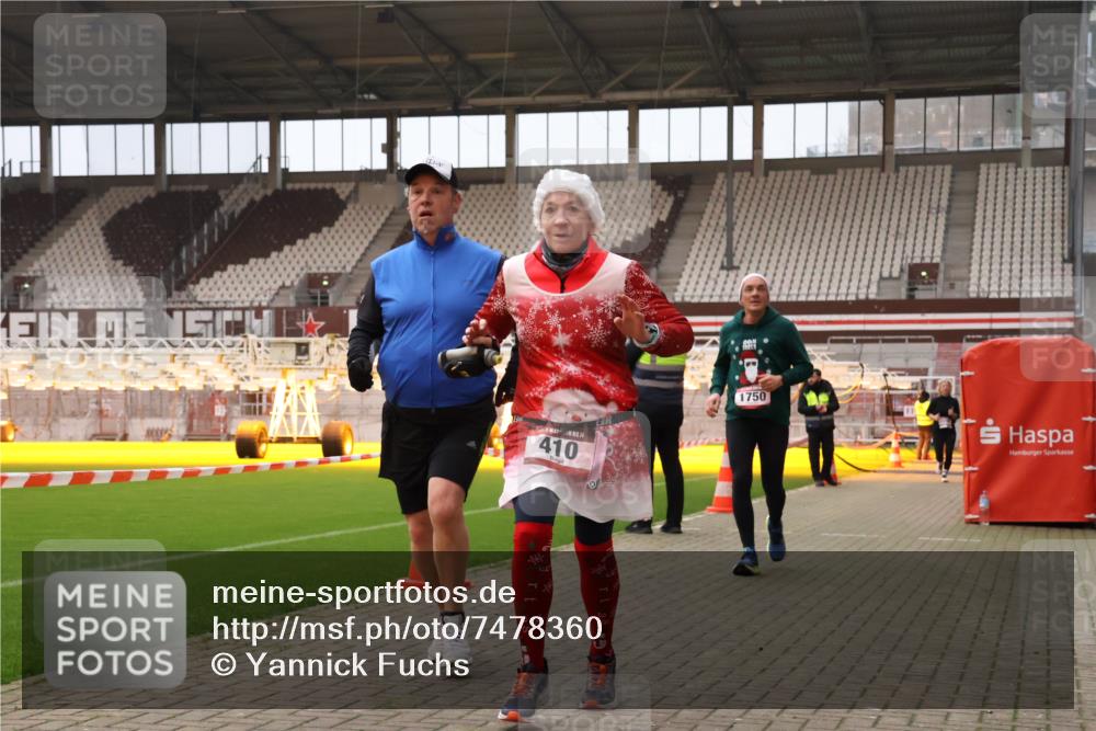 08.12.2024 - St. Pauli X-Mass-Run No. 14 Yannick Fuchs http://msf.ph/oto/7478360 08.12.2024 10:01:09 Ziel 410, 418, 713, 1750, 1773, 2447, 2696, 2808, 2809, 3033 meine-sportfotos.de