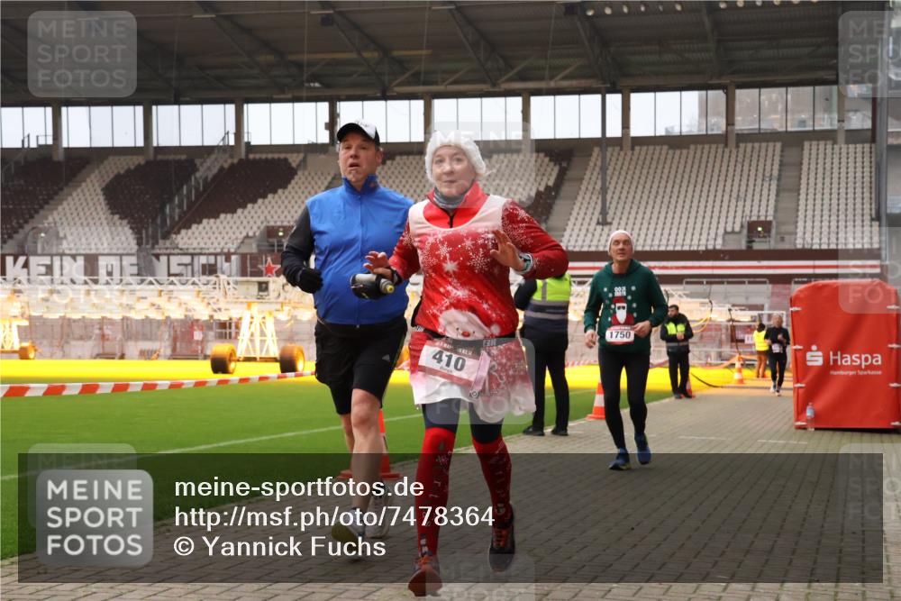 08.12.2024 - St. Pauli X-Mass-Run No. 14 Yannick Fuchs http://msf.ph/oto/7478364 08.12.2024 10:01:09 Ziel 410, 418, 713, 1750, 1773, 2447, 2696, 2808, 2809, 3033 meine-sportfotos.de