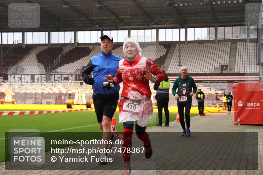 08.12.2024 - St. Pauli X-Mass-Run No. 14 Yannick Fuchs http://msf.ph/oto/7478367 08.12.2024 10:01:09 Ziel 410, 418, 713, 1750, 1773, 2447, 2696, 2808, 2809, 3033 meine-sportfotos.de